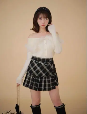 M me eme 엠미에메 오프숄더 페더 퍼 니트