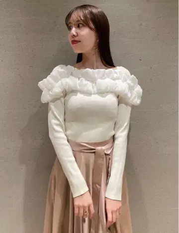 프릴 달린 화이트 니트 긴팔 상의