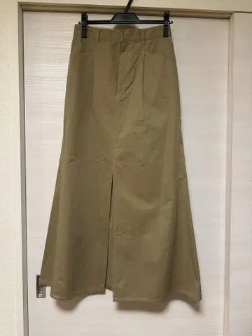 치노 플레어 슬릿 스커트
