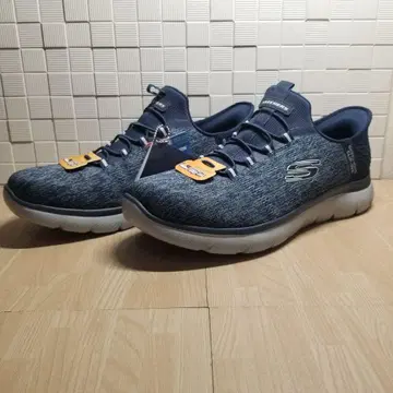 [ 새상품 배송비 포함 ] SKECHERS SUMMITS-KEYPACE
