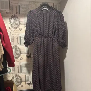블랙과 빨간색 패턴 긴팔 원피스