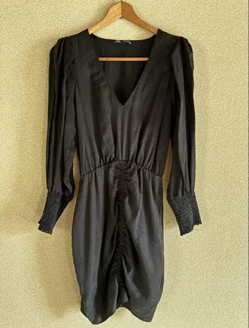 새상품급 미사용 ZARA 자라 블랙 V넥 셔링 무릎 기장 원피스 S