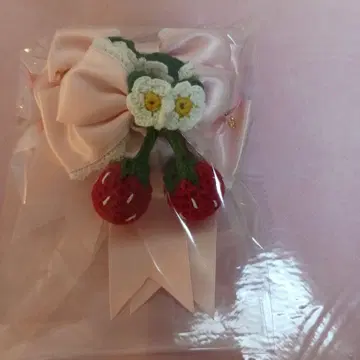 흔들흔들 딸기의 Happy Berry Present 리본 클립