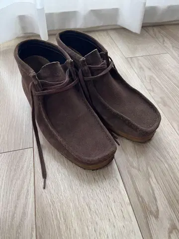 브라운 스웨이드 하이컷 부츠