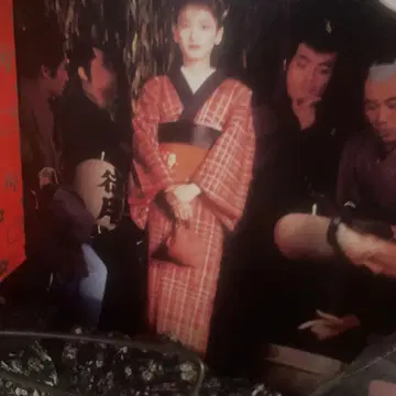 일본 의류인 기모노 차림의 사진
