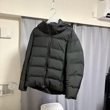 UNIQLO 블랙 후드 부착 심리스 다운 자켓