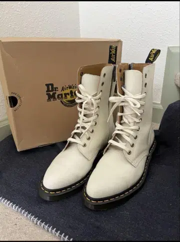 새상품급 Dr. Martens 화이트 하이컷 부츠 25cm