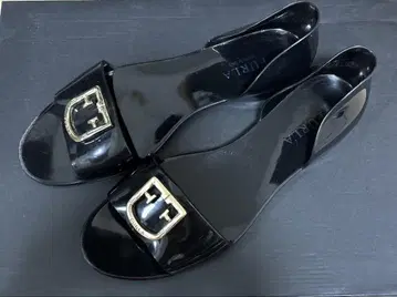 FURLA 블랙 플랫 러버 샌들 38