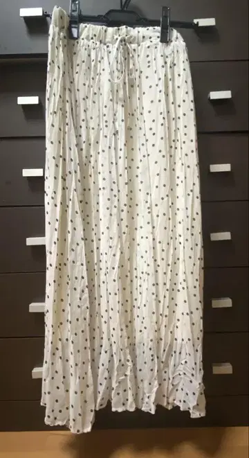 [ NICE CLAUP ] 아이보리 도트 무늬 롱 스커트
