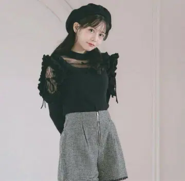 meltie 키라키라 숄더 프릴 니트 블랙