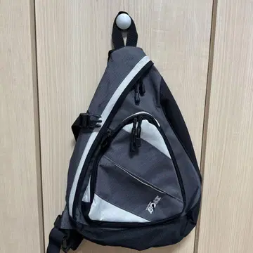 슬링백 삼각형 그레이 블랙