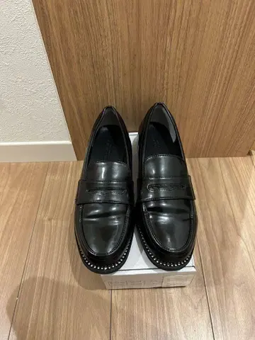 블랙 가죽 로퍼 스터드 장식