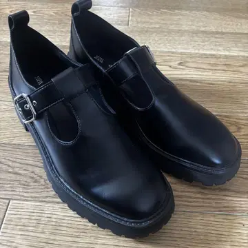 ZARA 플랫 트랙 신발