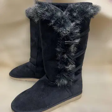 퍼 달린 블랙 스웨이드 어그 부츠