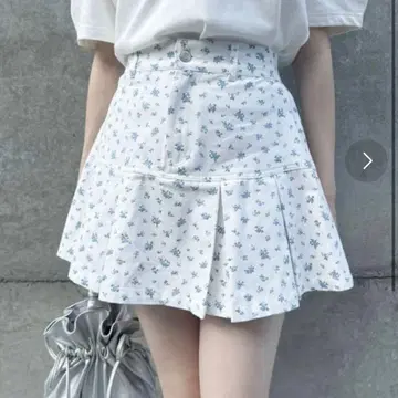 NICE CLAUP 박스 플리츠 미니 스커트