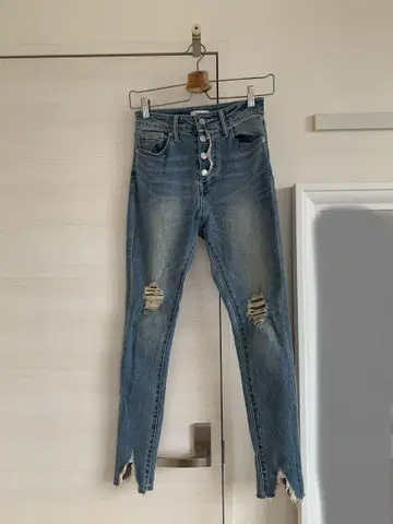 컨디션 최상 S 사이즈 미사용품 스키니 데미지 데님 에브리리스 청바지