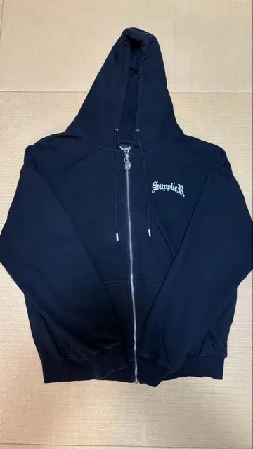 서플라이어 M 블랙 지퍼 후드티