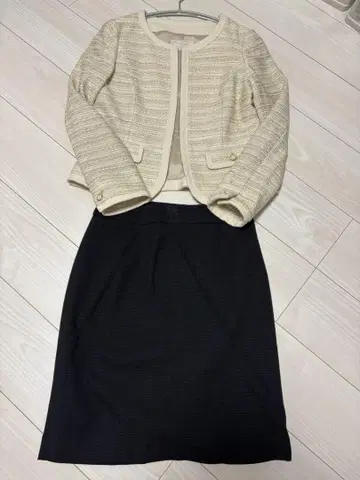 아이보리 자켓과 네이비 스커트 세트