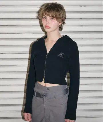 ACLT 후드 부착 크롭 니트 블랙