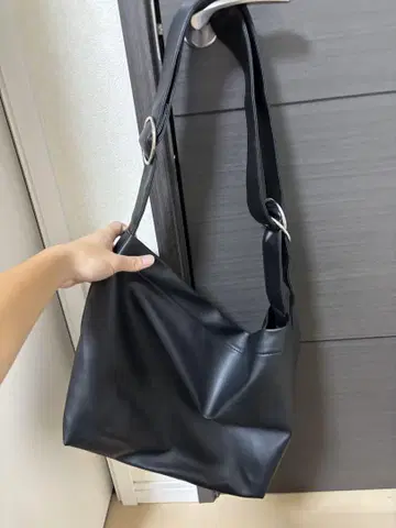 블랙 합성 피혁 숄더백