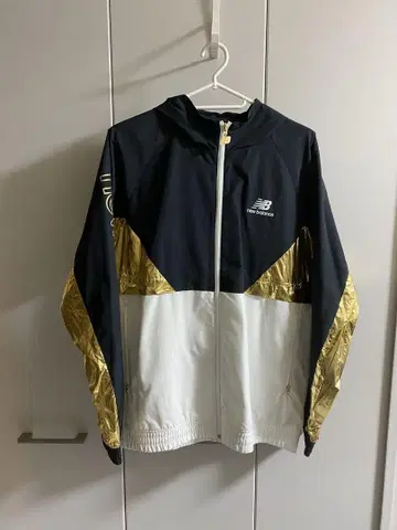 New Balance 바람막이 후드 블랙/화이트/골드