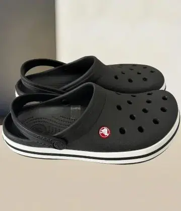 새상품 crocs 블랙 샌들 통기 구멍 포함 남녀 공용
