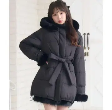 레트로걸 F 퍼 부착 리본 충전솜 코트 블랙