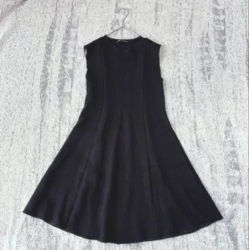 ZARA 블랙 슬리브리스 플레어 원피스