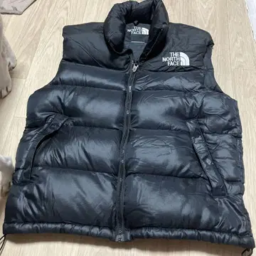 THE NORTH FACE 블랙 다운 베스트 택을 잘랐습니다.