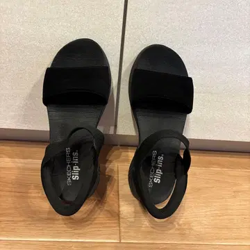 SKECHERS 블랙 슬립온 샌들