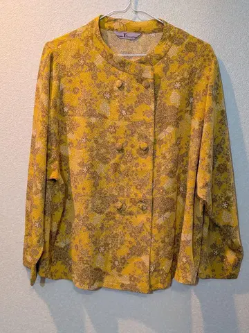 시선당 더블 버튼의 노란색 패턴 블라우스