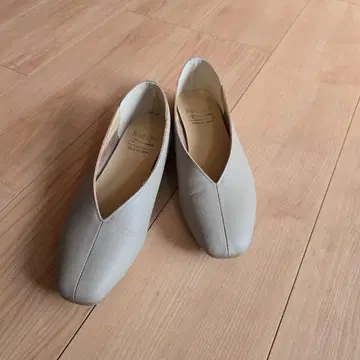 Recipe 베이지 가죽 V컷 펌프스