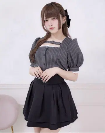 Palelfy 벨트 포함 스트라이프 퍼프 슬리브 블라우스 그레이