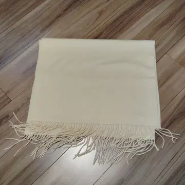 프린지 달린 크림색 스톨