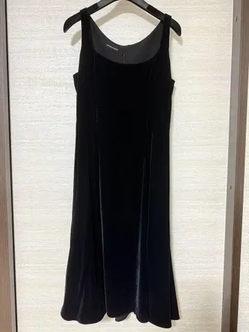 EMPORIO ARMANI 블랙 슬리브리스 원피스
