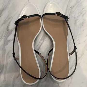BRITELLA 화이트 블랙 샌들 35