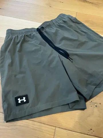 언더아머 올리브 그린 숏팬츠