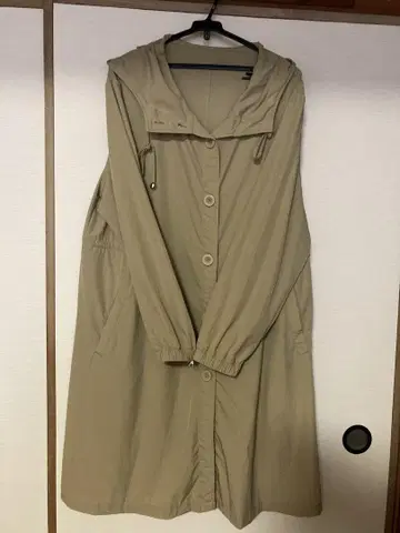 DOMANI STYLE 얇은 소재 베이지 후드 부착 롱 코트