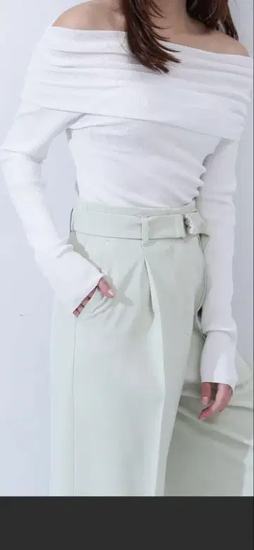 [미인백화 게재] 오프숄더 컴팩트 니트