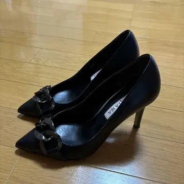 DIANA 블랙 스틸레토 하이힐