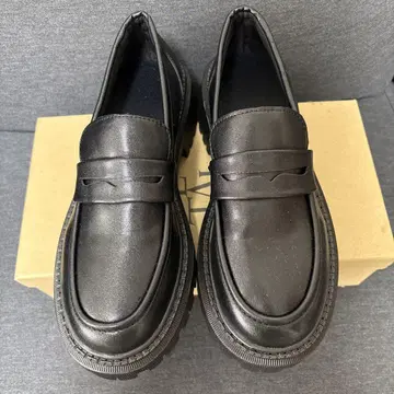 미사용 새상품!! 통굽 블랙 로퍼 38