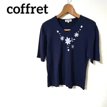꽃무늬 자수 네이비 V넥 반팔 니트 coffret