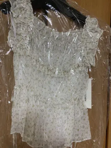 릴리 브라운 쉬폰 프릴 상의