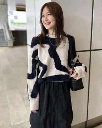 [ COMMRE / 코므르 ] 벨로아 샤기 자카드 풀오버