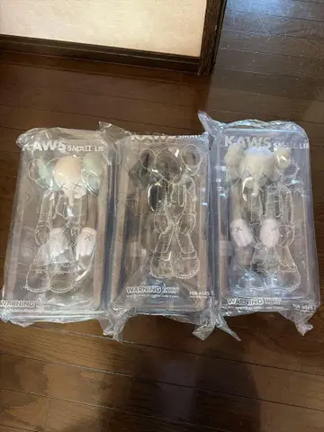 KAWS SMALL LIE 브라운 블랙 그레이 3체 세트