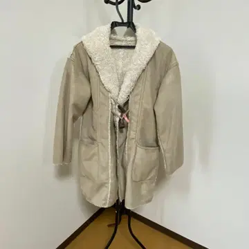 컴시즘 베이지 후드 부착 보아 무스탕 코트 리버서블