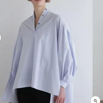 LE PHIL 라이트 블루 개더 블라우스