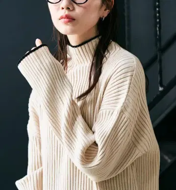 배색 라인 리브 니트 하이넥 풀오버