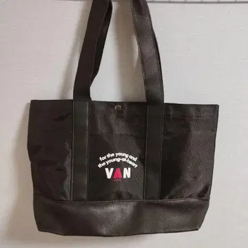 VAN 블랙 토트백