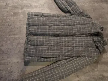 그레이 계열 체크 무늬 다운 자켓